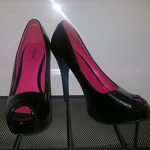 Black Patent Leather Peep Toe Pumps!!